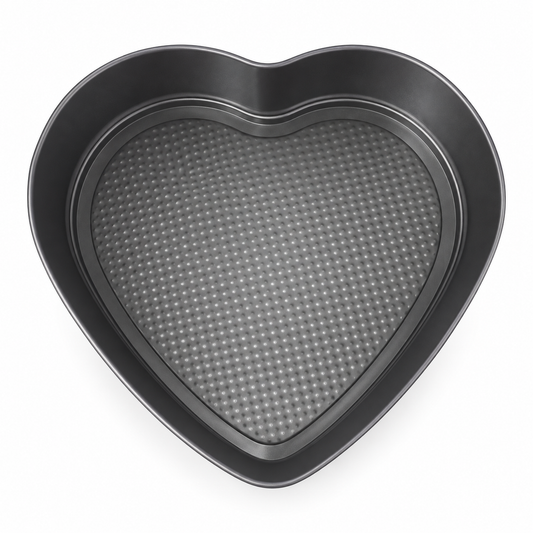 Molde para torta en forma de corazón gris con base texturada sobre fondo blanco
